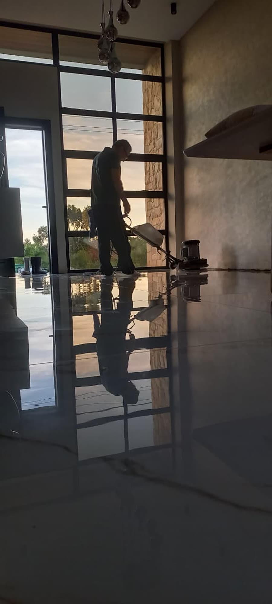 Polimento e revitalização de pisos