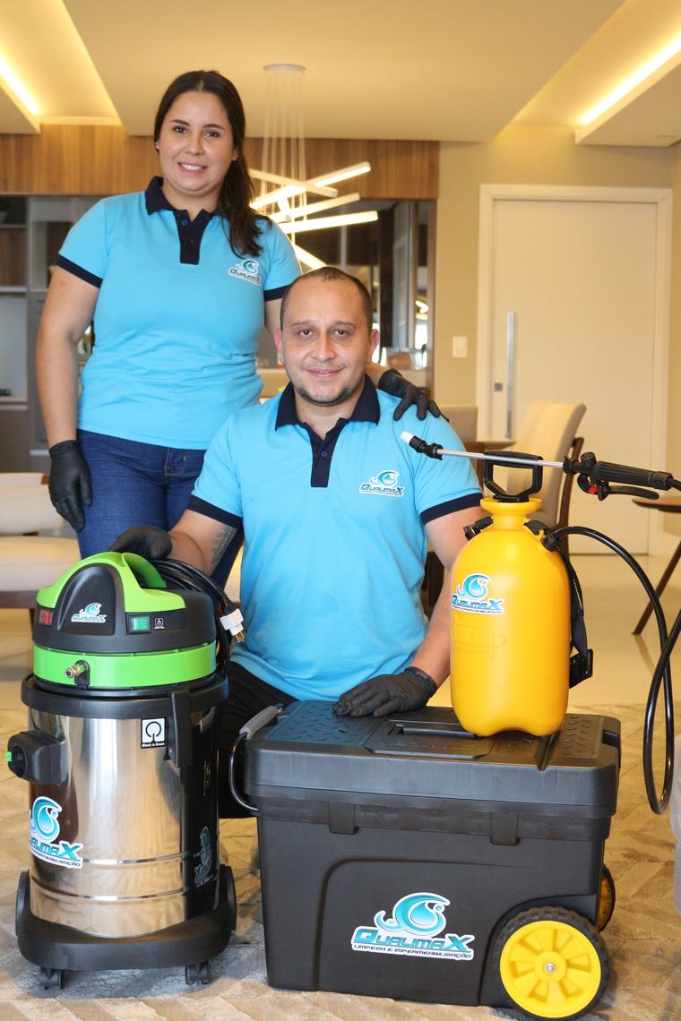 Proprietários e equipe do Grupo Qualimax com os equipamentos de higienização